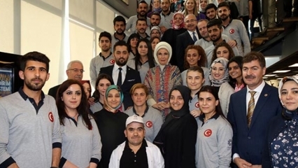 Pirmoji ponia Erdoğan Mardine susitinka su jaunais žmonėmis
