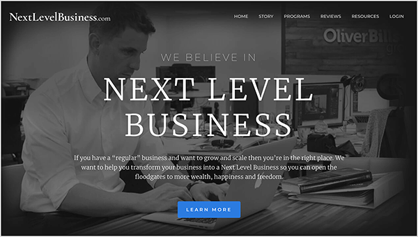 Tai yra „Next Level Business“ svetainės, įmonės, kurią valdo Oli Billsonas, ekrano kopija. Viršutiniame kairiajame kampe yra baltos spalvos svetainės pavadinimas „NextLevelBusiness.com“. Viršutiniame dešiniajame kampe yra baltojo teksto naršymo parinktys. Parinktys yra „Pagrindinis“, „Istorija“, „Programos“, „Atsiliepimų šaltiniai“ ir „Prisijungimas“. Puslapio centre baltame tekste antraštė sako: „Mes tikime kito lygio verslu“. Po antrašte pateikiamas trumpas teiginys: „Jei turite„ įprastą “verslą ir norite augti bei plėstis, esate tinkamoje vietoje. Mes norime padėti jums paversti savo verslą kito lygio verslu, kad galėtumėte atverti dar daugiau potvynių vartų turtas, laimė ir laisvė “. Puslapio apačioje yra mėlynas mygtukas su baltu tekstu, pažymėtu „Sužinok Daugiau “. Tinklalapio fonas yra juodai balta nuotrauka, kurioje baltas vyras su trumpais plaukais sėdi prie stalo ir rašo „Apple“ nešiojamąjį kompiuterį. Jis dėvi baltus užsegamus marškinėlius ir laikrodį ant kairiojo riešo. Ant stalo yra knyga, sukrauta ant balto segtuvo. Jis sėdi atviroje biuro aplinkoje su kitais stalais ir kompiuteriais.