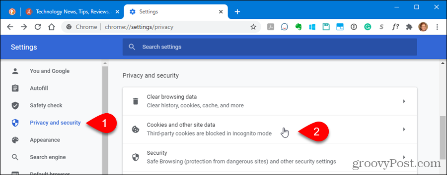 „Chrome“ privatumo ir saugos nustatymuose spustelėkite Slapukai ir svetainės duomenys