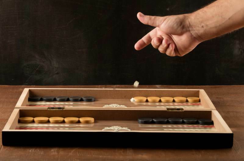 Kaip žaisti „backgammon“? Žaidimo „backgammon“ gudrybės