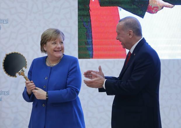 momentas, kai Angela Merkel gavo dovaną iš prezidento Erdogano 