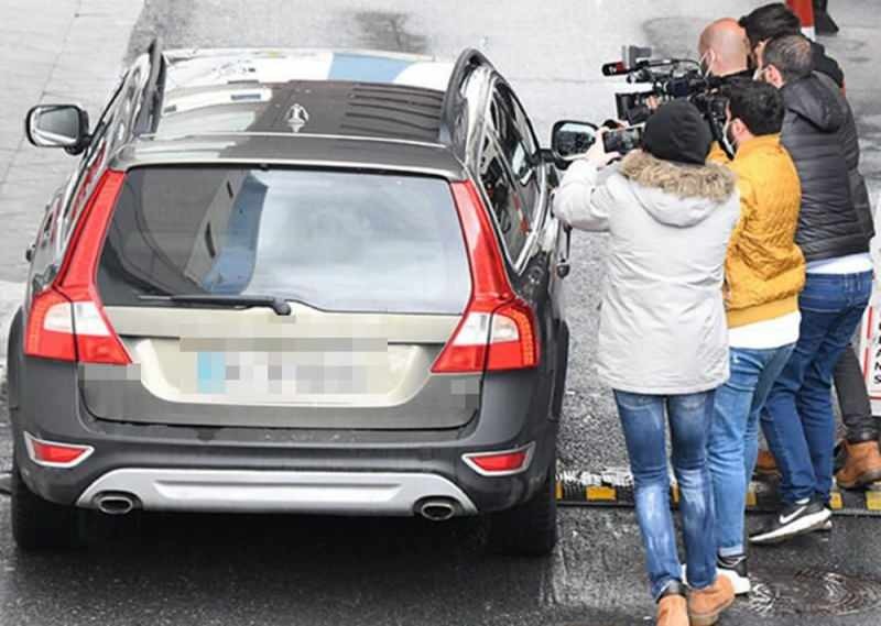 Į automobilį įsėdęs Kenanas imirzalıoğlu iš ten nuėjo.