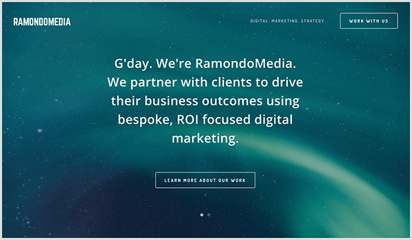 „RamandoMedia“ svetainėje yra tamsiai mėlynas fonas su žvaigždėmis ir šviesos dryžiais. Virš paveikslėlio pasirodo baltas tekstas ir mygtukas. Tekste sakoma „G'day“. Mes esame „RamondoMedia“. Mes bendradarbiaujame su klientais, kad pasiektume verslo rezultatų naudodamiesi individualia, į IG orientuota skaitmenine rinkodara. Mygtuko tekste sakoma Sužinokite daugiau apie mūsų darbą. 