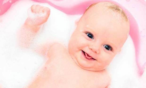 Jei jūsų kūdikis nuryja vandenį vonios metu ..