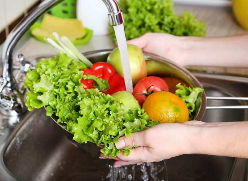 Kaip reikia plauti vaisius ir daržoves? Šios klaidos sukelia apsinuodijimą!