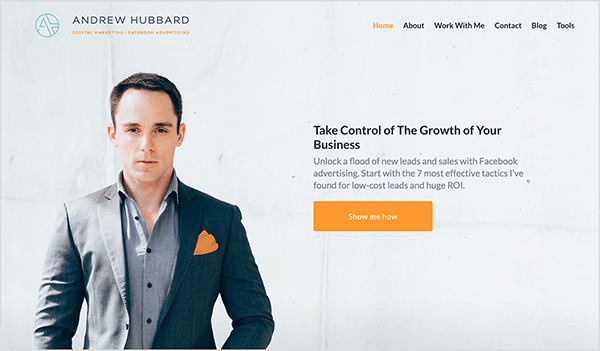 Andrew Hubbardo svetainėje rodomas pilkas kostiumas su oranžinės spalvos kišenės kvadratu. Tekstas „Valdyk savo verslo augimą“ rodomas paryškintomis pilkomis raidėmis. Oranžinis mygtukas sako „Show Me How“.