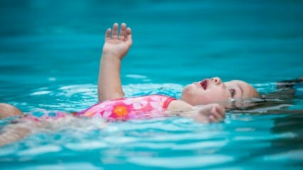 Ar kūdikiai gali plaukti baseine ar jūroje?