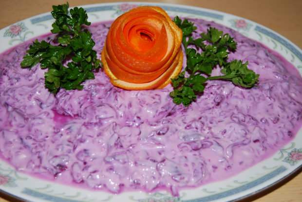 Kaip pasigaminti purpurinių kopūstų salotų su paprasčiausiu jogurtu?