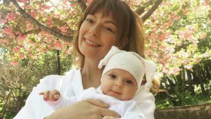 Nauja poza iš šviežios motinos Özge Özder su maža dukra! Eva Luna visą dėmesį ...