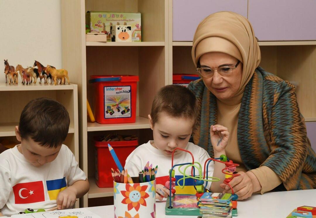 Emine Erdogan žaidė su ukrainiečių vaikais