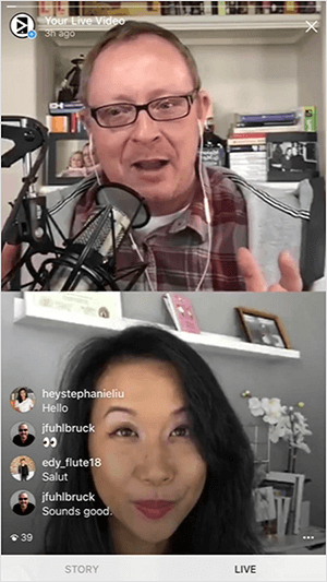 Tai yra „Instagram Live“ vaizdo įrašo, kuriame yra Toddas Berginas ir Stephanie Liu, ekrano kopija. Viršutiniame rėme rodomas Toddas nuo krūtinės. Jis yra baltas vyras rudais plaukais, dėvintis kaštoninius ir pilkus languotus marškinius bei akinius su juodais rėmeliais. Jis naudoja baltas ausines ir kalba į profesionalų mikrofoną. Fonas yra knygų studija namų studijoje. Apatiniame rėmelyje Stefanija rodoma nuo smakro aukštyn. Ji azijietė, ilgais juodais plaukais, nusidėvėjusi, ir yra su makiažu. Fonas yra pilka siena su baltu paveikslo rėmo kraštu, o apatinėje lentynoje yra baltų gėlių vaza. Apačioje kairėje tiesioginių vaizdo įrašų žiūrovų komentarai sveikina vedėjus ir kitus žiūrovus.