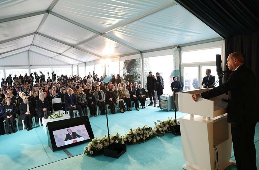 Prezidentas Erdoğanas kalbėjo Şule Yüksel Şenler fondo atidaryme
