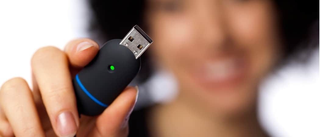 Kaip užšifruoti USB atmintinę arba SD kortelę naudojant „Windows 10“