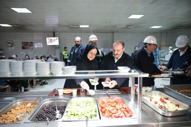 Ministras Zehra Zümrüt Selçuk ir Mustafa Varank išsiruošė į „sahur“ vakarienę.