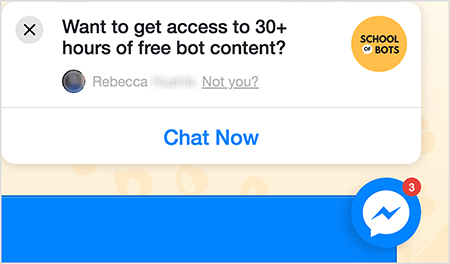 Tai „Messenger“ pokalbių piktogramos, esančios „Bots School“ svetainėje, ekrano kopija. Baltame svetainės iššokančiame lange juodas tekstas sako: „Norite gauti prieigą prie daugiau nei 30 valandų nemokamo robotų turinio?“ Viršutiniame dešiniajame kampe yra „Bots“ mokyklos logotipas. Tai geltonas apskritimas su „Botų mokykla“ juodu tekstu. Žodis „of“ atsiranda mažame baltame kalbos burbule. Po klausimu apie nemokamą turinį yra kažkieno „Facebook“ profilio nuotrauka, kuri yra neryški, ir tekstas „Rebecca Not you?“ Tekstas „Ne tu?“ yra susieta. Iššokančio lango apačioje yra baltas mygtukas su mėlynu tekstu „Chat Now“. Apatiniame kairiajame kampe yra „Messenger“ pokalbio piktograma. Natasha Takahashi sako, kad pokalbių piktogramos yra vienas iš būdų, kaip rinkodaros specialistai gali užfiksuoti svetainės lankytojus ir toliau juos nukreipti į jūsų svetainę.