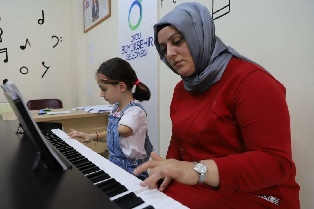 Zeynep su mama mokosi groti pianinu