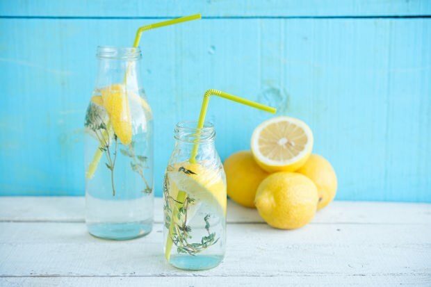 Ar geriant citrinos vandenį tuščiu skrandžiu ryte jis susilpnėja? Citrinų vandens receptas svorio metimui