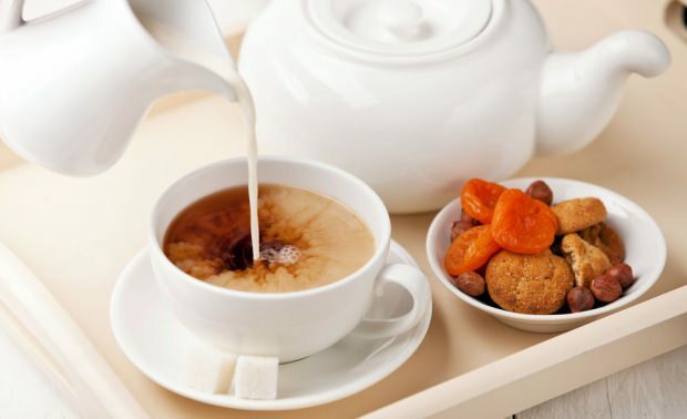 Kas yra angliška arbata? Kaip gaminama angliška arbata? Anglų arbatos gaminimo namuose gudrybės