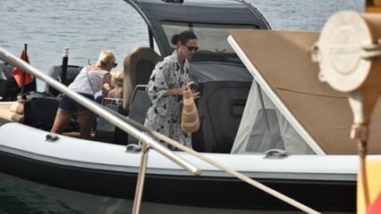 Yasemina Özilhan buvo pastebėta greitaeigėje valtyje!