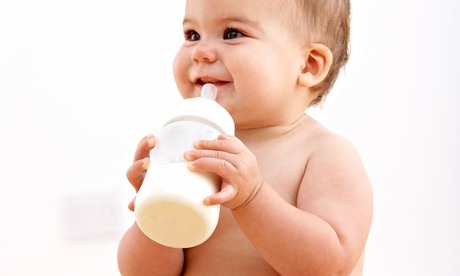 Teisingai vartokite, duodami vaikui pieno!