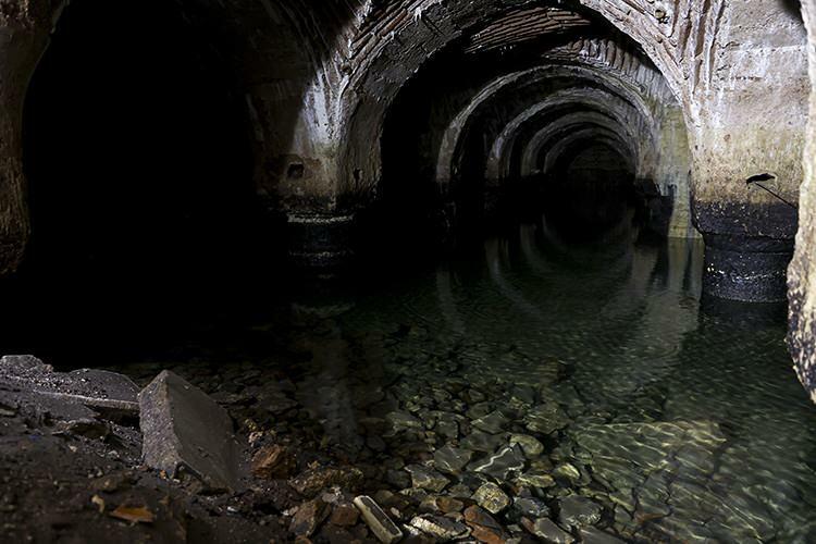 Scenos iš Juodosios jūros Madrasos cisternos