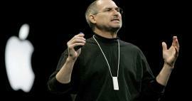 „Apple“ įkūrėjo Steve'o Jobso šlepetės parduodamos aukcione! Parduota už rekordinę kainą