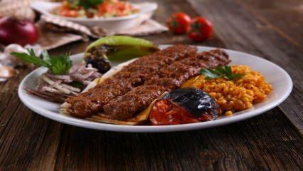 Kaip pasigaminti tikrą Adanos kebabą? Naminis Adana kebabo receptas