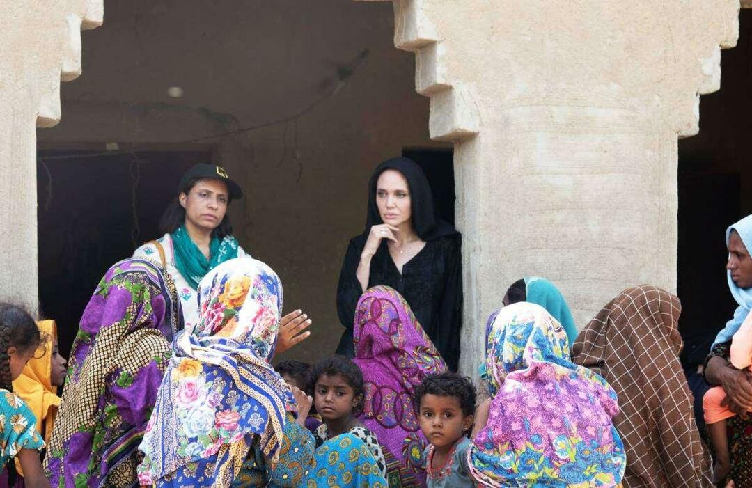  Angelina Jolie kreipėsi į tarptautinę bendruomenę prašydama padėti Pakistanui.