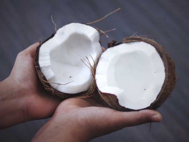 Kokie yra kokosų aliejaus pranašumai odai ir veidui? Kaip ja naudotis