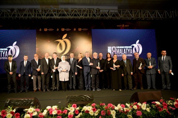 „Cener Yılmaz“ ranka Şener Şen gavo „Garbės apdovanojimą“