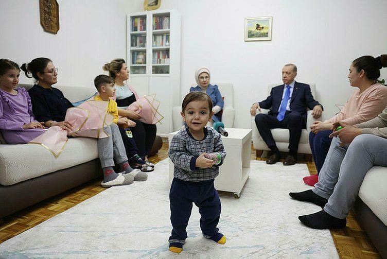 Prezidentas Recepas Tayyipas Erdoğanas ir jo žmona Emine Erdogan aplankė žemės drebėjimą išgyvenusią šeimą