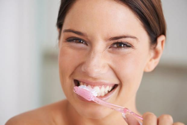 Kaip turėtų būti atliekamas dantų valymas?
