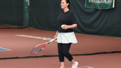 Hülya Avşar savo namuose žaidė tenisą!