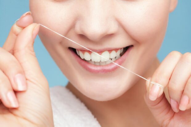 Likučių pašalinimui tarp dantų rekomenduojama naudoti dantų siūlą.