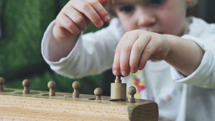 Kas yra Montessori švietimas? 29 mokomoji medžiaga, gerinanti vaikų pojūčius