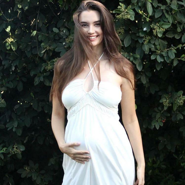  Leyla Lydia Tuğutlu nėštumo poza