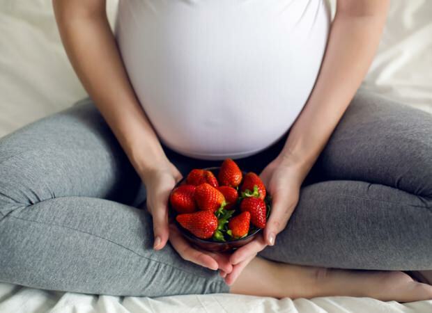 Ar valgant braškes dėmės nėštumo metu nesibaigia? Ar braškėms daroma žala?