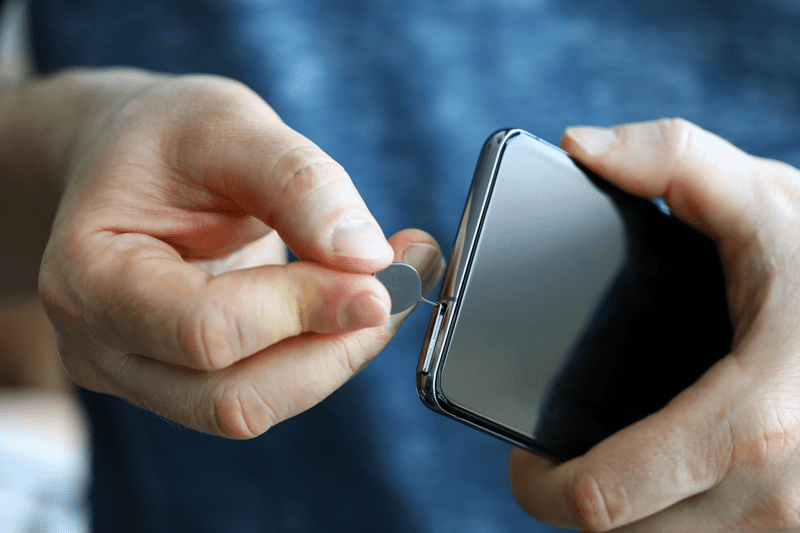 SIM kortelės išėmimas Android išmaniajame telefone