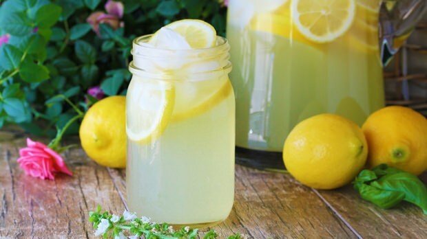 Kas nutinka, jei mes reguliariai geriame citrinų vandenį? Kuo naudingi citrinų sultys?