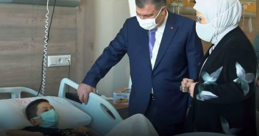 Emine Erdoğan kartu su Fahrettin Koca aplankė vėžiu sergančius vaikus