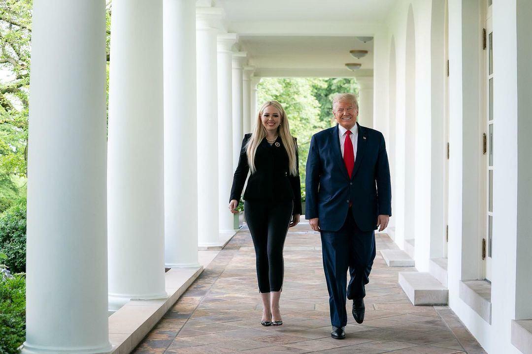 Donaldo Trumpo dukra Tiffany Trump ištekėjo! Trumpo vestuvinės suknelės pažymėjo vestuves