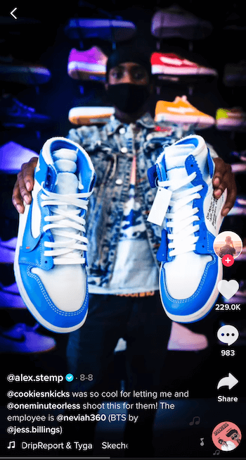 Tiktop post by @ alex.stemp, kuriame rodomas mėlynos ir baltos spalvos teniso batų gaminys