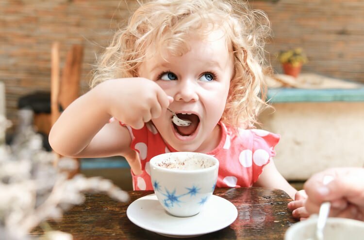 Ar vaikai gali gerti kavą? Ar tai kenksminga?