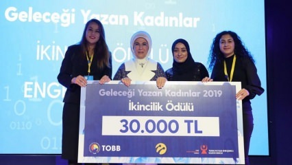 Pirmosios ponios Erdoğan ateitį rašančių moterų apdovanojimai