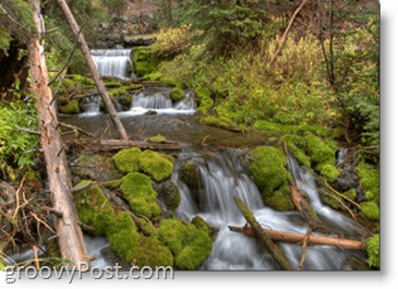 Nuotrauka - lėto užrakto greičio pavyzdys - žalio miško upės upelio vanduo