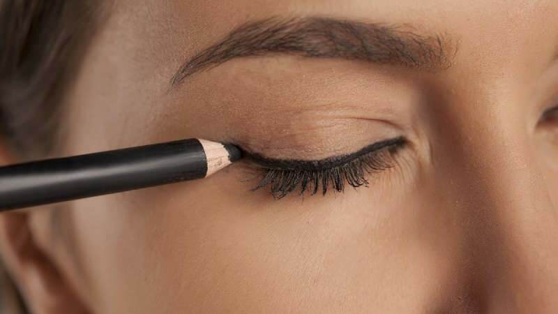 Kaip nupiešti lengviausią akių kontūrą? Kokie yra akių pieštuko piešimo metodai?