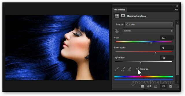 mėlynos plaukų spalvos „Photoshop“ derinimo sluoksnio atspalvio sodrumas prideda efektą