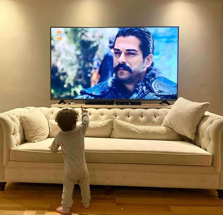 Burak Özçivit pirmą kartą pasidalino savo sūnumi! Kai Karan Özçivit pamatė savo tėvą per televizorių ...