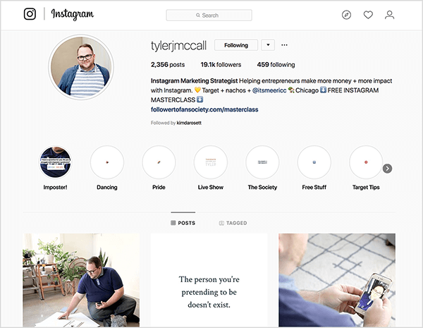 Taileris Dž. „McCall“ „Instagram“ profilyje sakoma: „„ Instagram “rinkodaros strategas padeda verslininkams uždirbti daugiau pinigų ir dar daugiau „Instagram“. “ Po šio teksto atsiranda geltona širdies jaustukas, tada tekstas „Tikslinė + nachos +“ a Vartotojo vardas. Pasirodo namo jaustukas, o po jo užrašas „Čikaga“. Taip pat tarp dviejų rodyklių žemyn rodyklių rodomas tekstas „NEMOKAMA INSTAGRAM MASTERCLASS“. Jo profilio nuoroda nurodo į nemokamą meistriškumo kursą, kurį jis reklamuoja. Svarbiausi akcentai iš kairės į dešinę yra apsišaukėlis, šokiai, pasididžiavimas, tiesioginis šou, visuomenė, nemokami dalykai, tiksliniai patarimai.