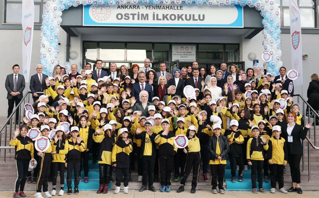 Emine Erdoğan lankėsi Ostimo pradinėje mokykloje